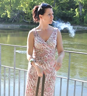 Amateur brunette babe Mina outdoor sexy smoke session