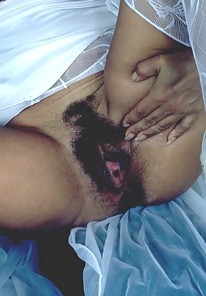 Hairy housewife playing in front of the cam